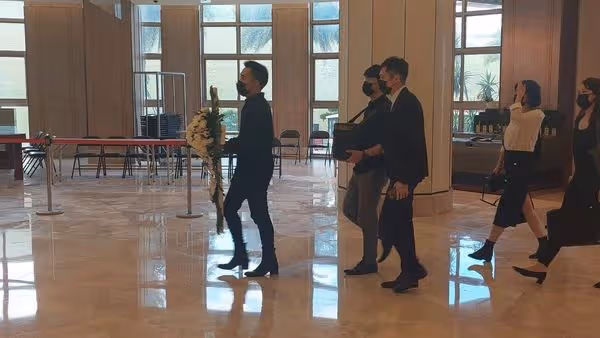 夫妻不能相送！余苑綺老公不避諱「捧骨灰走最後一程」送別摯愛　余祥銓完成交代「將跟祂放在一起」
