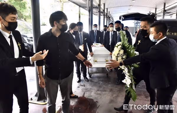 夫妻不能相送！余苑綺老公不避諱「捧骨灰走最後一程」送別摯愛　余祥銓完成交代「將跟祂放在一起」