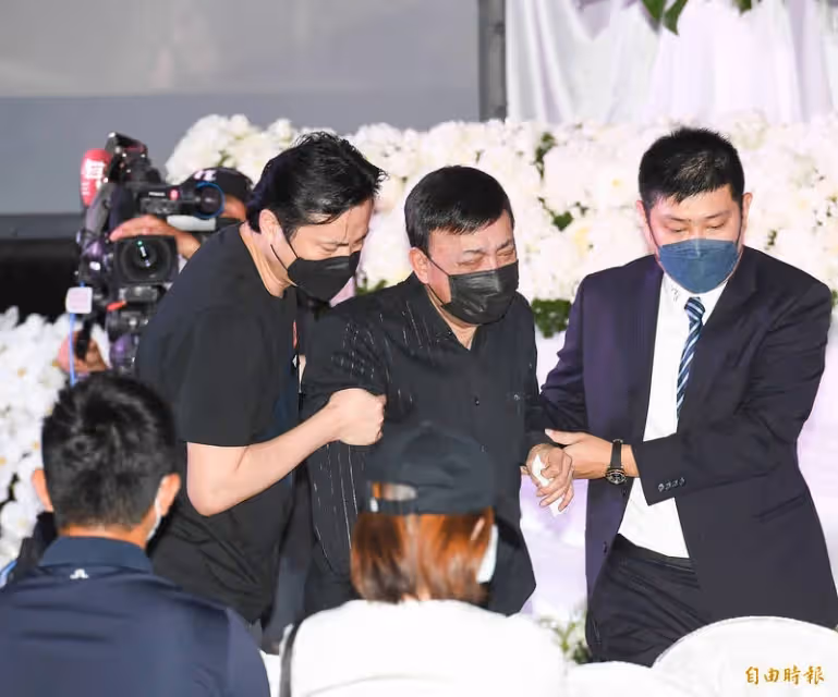 夫妻不能相送！余苑綺老公不避諱「捧骨灰走最後一程」送別摯愛　余祥銓完成交代「將跟祂放在一起」