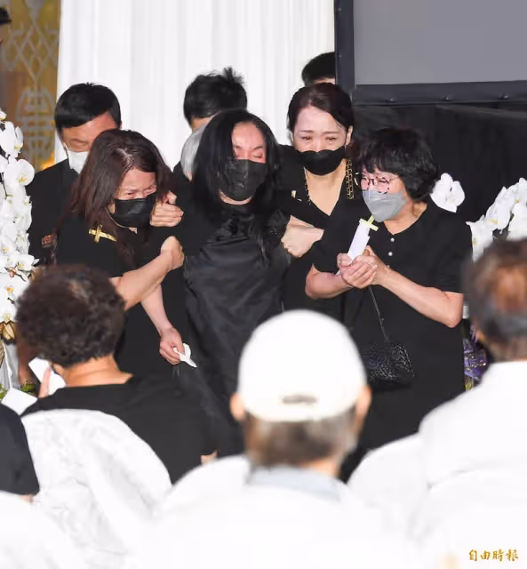 余苑綺白色棺木上靈車！余祥銓淚送火化「化為一縷輕煙」　4歲女兒「清純目光看鏡頭」：夢見媽媽笑著走進光裡