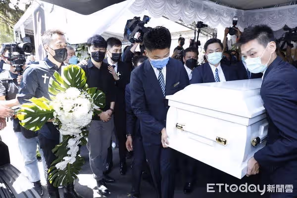 余苑綺白色棺木上靈車！余祥銓淚送火化「化為一縷輕煙」　4歲女兒「清純目光看鏡頭」：夢見媽媽笑著走進光裡