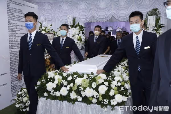余苑綺白色棺木上靈車！余祥銓淚送火化「化為一縷輕煙」　4歲女兒「清純目光看鏡頭」：夢見媽媽笑著走進光裡