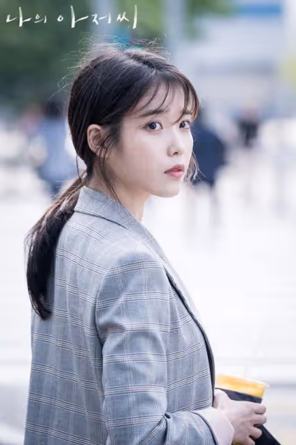 IU有望與《我的大叔》導演金元錫再度合作,出演《人生》女主角