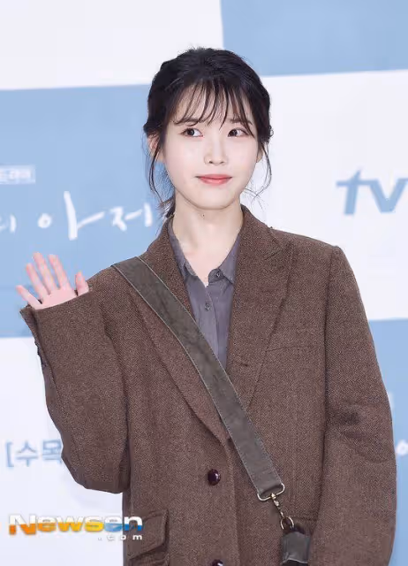 IU有望與《我的大叔》導演金元錫再度合作,出演《人生》女主角