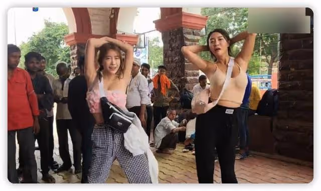 韓國女網紅太拼!穿低胸裝在印度街頭性感熱舞,被當地人圍觀打量