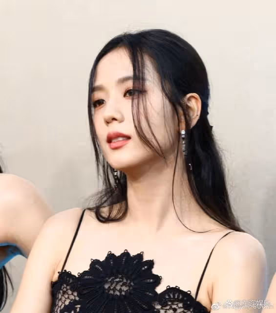 BLACKPINK參加VMA頒獎禮走上紅毯，生圖顏值耀眼！