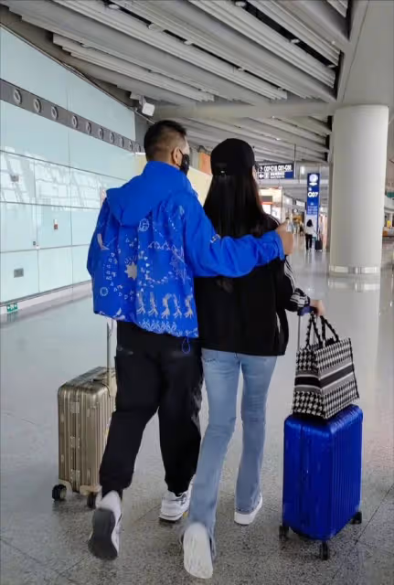 趙文卓發文慶祝大女兒上學,曬九宮格照滿是不舍,大女兒長腿吸睛