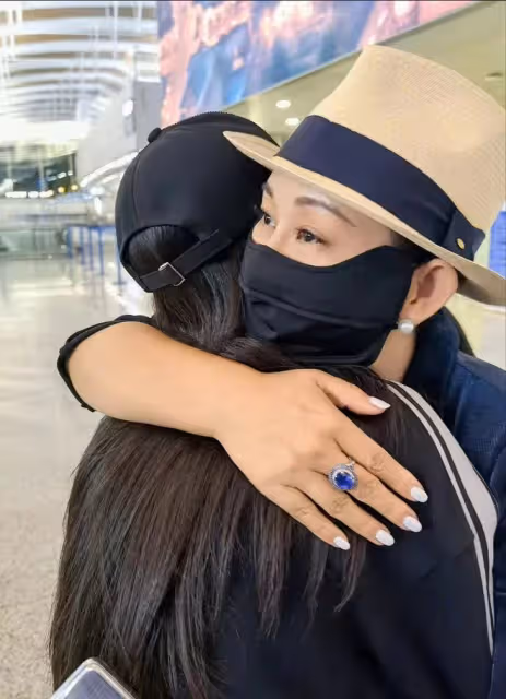 趙文卓發文慶祝大女兒上學,曬九宮格照滿是不舍,大女兒長腿吸睛