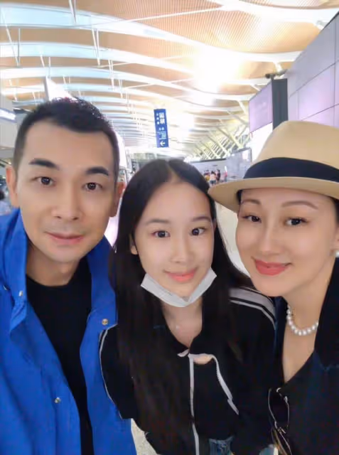 趙文卓發文慶祝大女兒上學,曬九宮格照滿是不舍,大女兒長腿吸睛