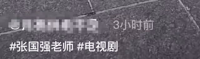 老戲骨張國強拜佛被偶遇,與路人合影點頭哈腰,行為拘謹不似藝人
