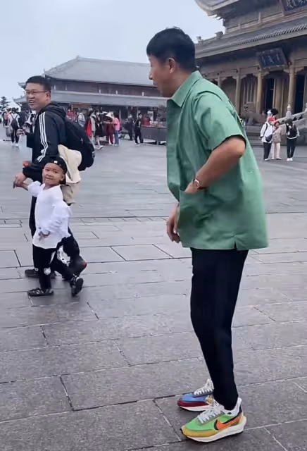 老戲骨張國強拜佛被偶遇,與路人合影點頭哈腰,行為拘謹不似藝人