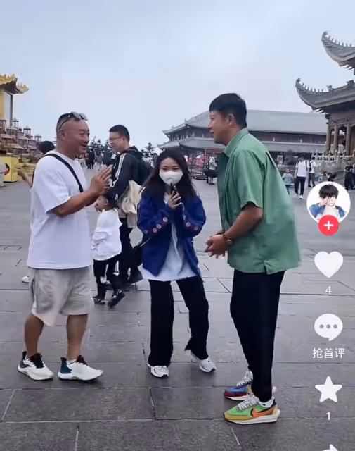 老戲骨張國強拜佛被偶遇,與路人合影點頭哈腰,行為拘謹不似藝人
