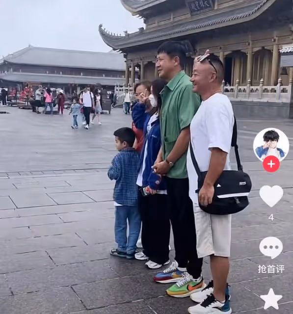 老戲骨張國強拜佛被偶遇,與路人合影點頭哈腰,行為拘謹不似藝人
