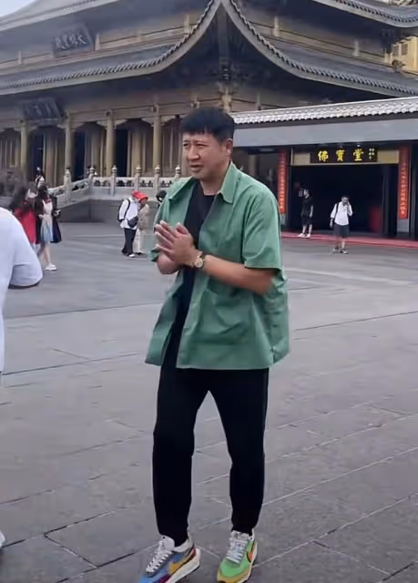 老戲骨張國強拜佛被偶遇,與路人合影點頭哈腰,行為拘謹不似藝人