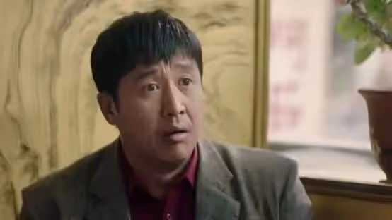 老戲骨張國強拜佛被偶遇,與路人合影點頭哈腰,行為拘謹不似藝人
