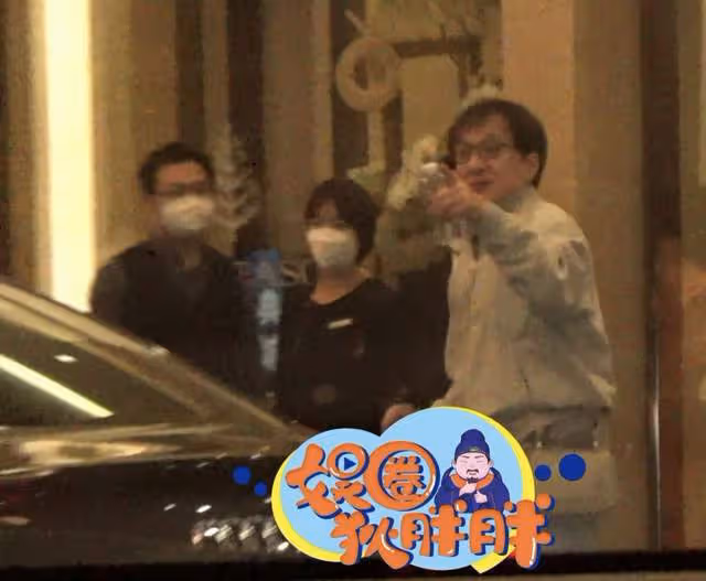 成龍與陳凱歌聚會至凌晨,身形消瘦駝背明顯,豪華酒店前擁抱分別