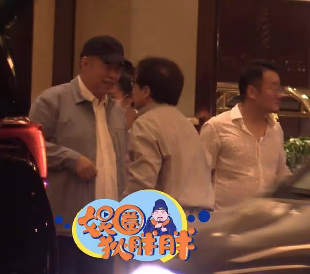 成龍與陳凱歌聚會至凌晨,身形消瘦駝背明顯,豪華酒店前擁抱分別