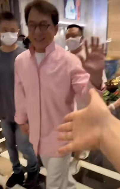 成龍與陳凱歌聚會至凌晨,身形消瘦駝背明顯,豪華酒店前擁抱分別