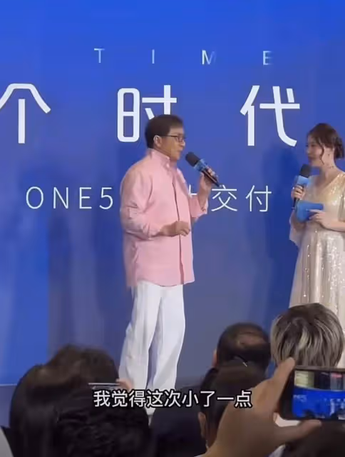 成龍與陳凱歌聚會至凌晨,身形消瘦駝背明顯,豪華酒店前擁抱分別