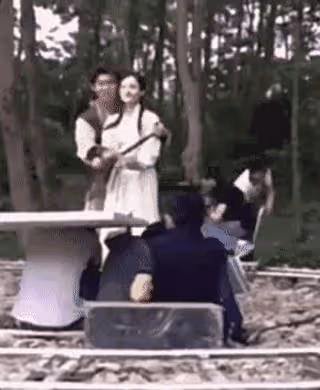 難怪攝影師只拍上半身,鏡頭下移後,下半身的情景尷尬又好笑