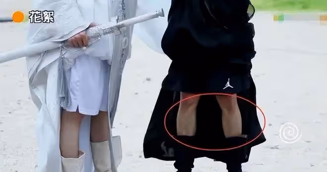 難怪攝影師只拍上半身,鏡頭下移後,下半身的情景尷尬又好笑