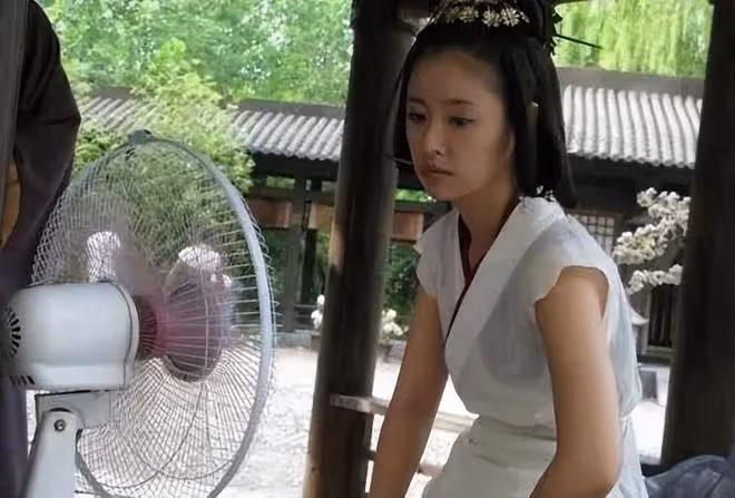 難怪攝影師只拍上半身,鏡頭下移後,下半身的情景尷尬又好笑