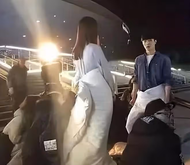 難怪攝影師只拍上半身,鏡頭下移後,下半身的情景尷尬又好笑