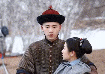 難怪攝影師只拍上半身,鏡頭下移後,下半身的情景尷尬又好笑