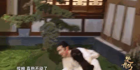 難怪攝影師只拍上半身,鏡頭下移後,下半身的情景尷尬又好笑