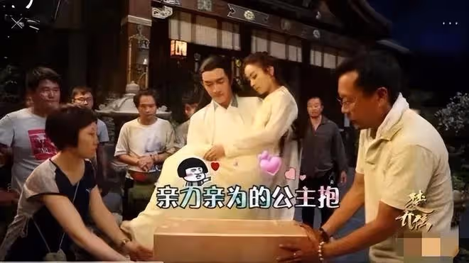 難怪攝影師只拍上半身,鏡頭下移後,下半身的情景尷尬又好笑