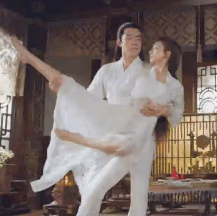 難怪攝影師只拍上半身,鏡頭下移後,下半身的情景尷尬又好笑