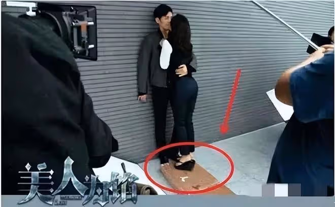 難怪攝影師只拍上半身,鏡頭下移後,下半身的情景尷尬又好笑