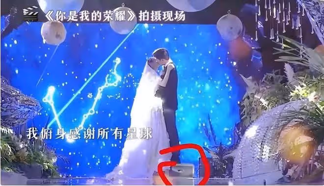 難怪攝影師只拍上半身,鏡頭下移後,下半身的情景尷尬又好笑
