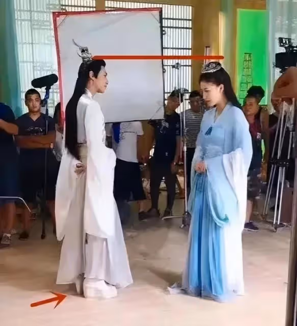 難怪攝影師只拍上半身,鏡頭下移後,下半身的情景尷尬又好笑