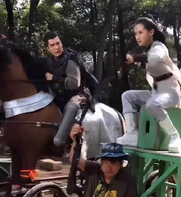 難怪攝影師只拍上半身,鏡頭下移後,下半身的情景尷尬又好笑