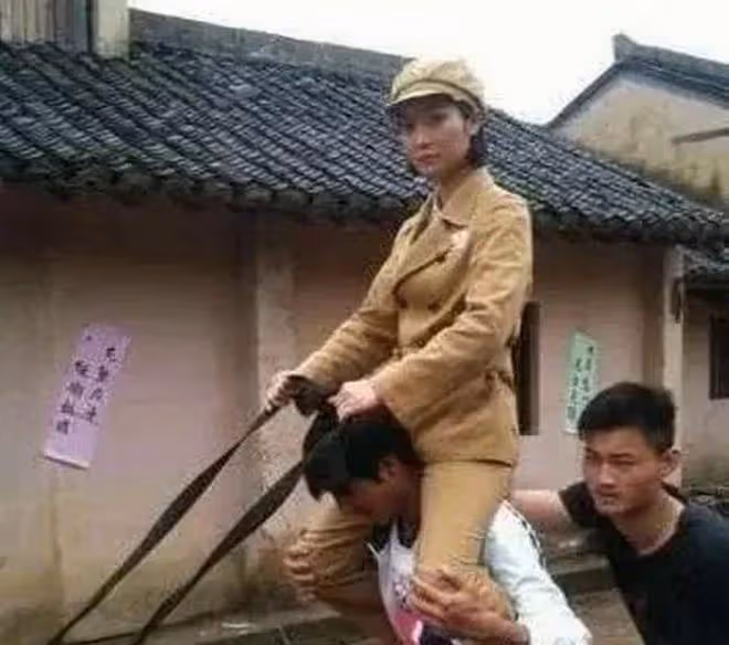 難怪攝影師只拍上半身,鏡頭下移後,下半身的情景尷尬又好笑