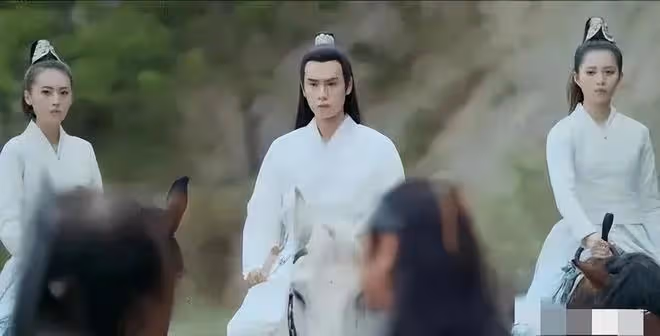 難怪攝影師只拍上半身,鏡頭下移後,下半身的情景尷尬又好笑