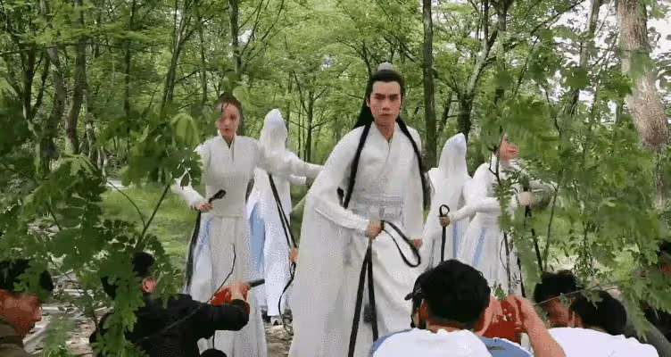 難怪攝影師只拍上半身,鏡頭下移後,下半身的情景尷尬又好笑