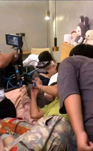難怪攝影師只拍上半身,鏡頭下移後,下半身的情景尷尬又好笑