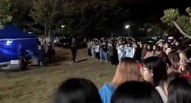 難怪攝影師只拍上半身,鏡頭下移後,下半身的情景尷尬又好笑