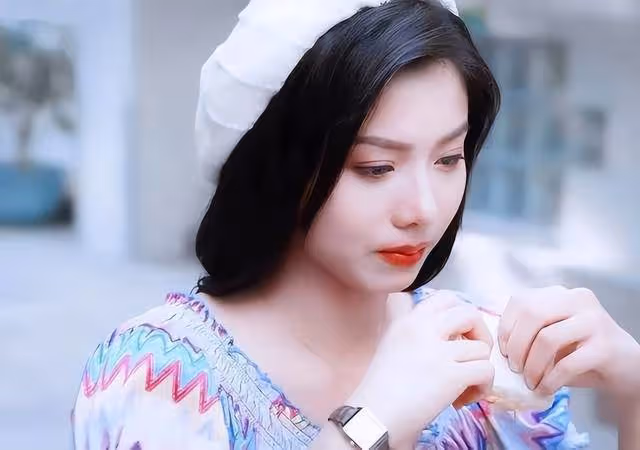 TVB力捧小花曬S形身材!消失半年被質疑遭冷待,獲封翻版李若彤