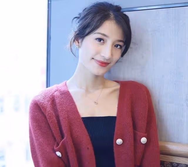 突發!大熱港姐受母親官非醜聞影響恐三甲不入,被指撞臉迪麗熱巴