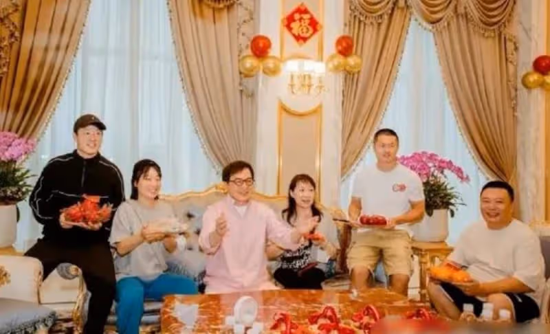 成龍杭州有豪宅　出入直升機代步