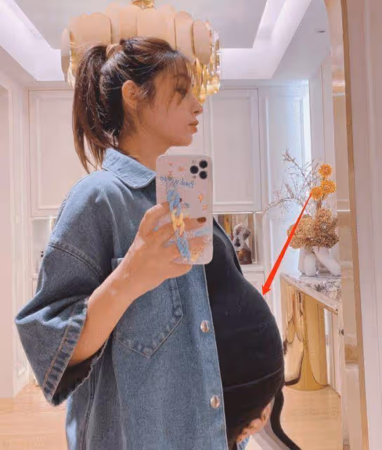 麥迪娜挺9個月巨肚拍照!肚子太大用手托住,孕期大膽化妝塗指甲