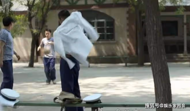 《父母愛情》里被人忽略的一處穿幫:安傑居然和未來的兒子同框了!
