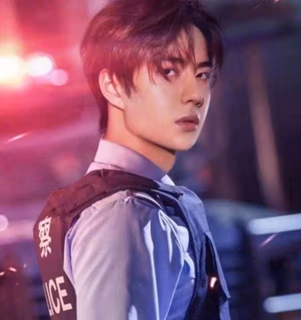 王一博一改俊美形象，出演壯實硬漢警察，為影片訓練增肌_防暴隊_維和_張哲瀚