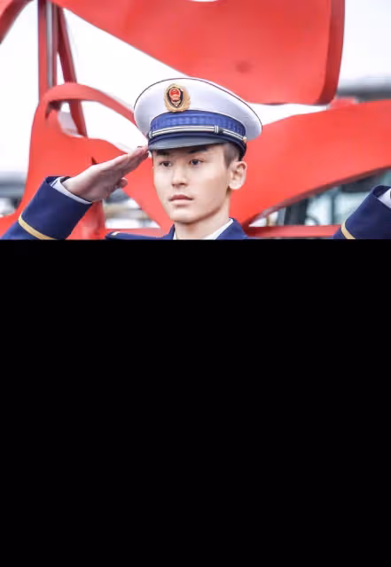 王一博一改俊美形象，出演壯實硬漢警察，為影片訓練增肌_防暴隊_維和_張哲瀚