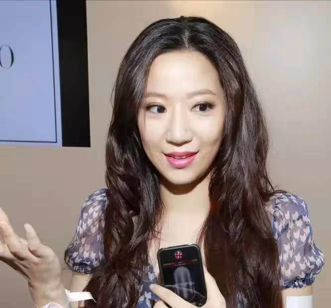 一個嫁功夫巨星，一個嫁百億豪門，成功靠婚姻從「偽名媛」變成了真豪門，網友：汪詩詩和汪圓圓的好命人生