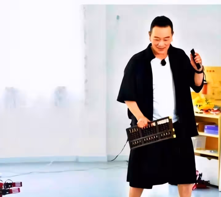 出道37年的張晨光0緋聞,50歲妻子容顏不老,戲外生活幸福美滿