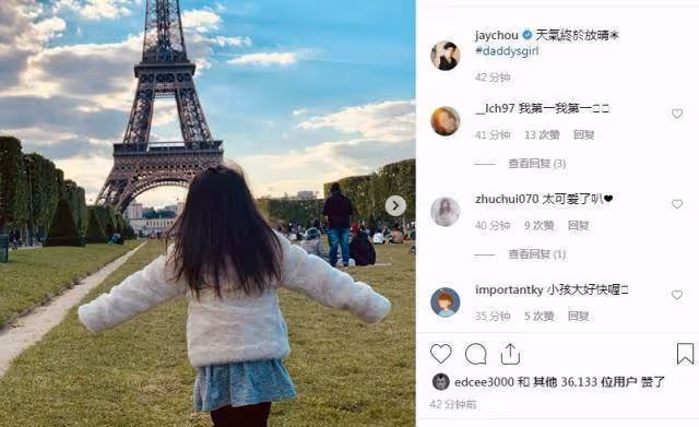 周杰倫罕曬小周周近照!「飄逸長髪+逆天長腿」一張精緻臉蛋超吸睛,小小年紀精通音樂,網友:遺傳了爸媽的好基因
